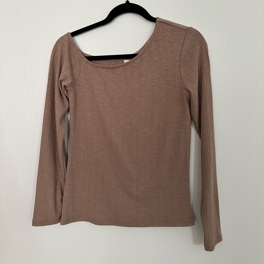 Z Supply Off Right Shoulder Long Sleeve Mid-length Top.